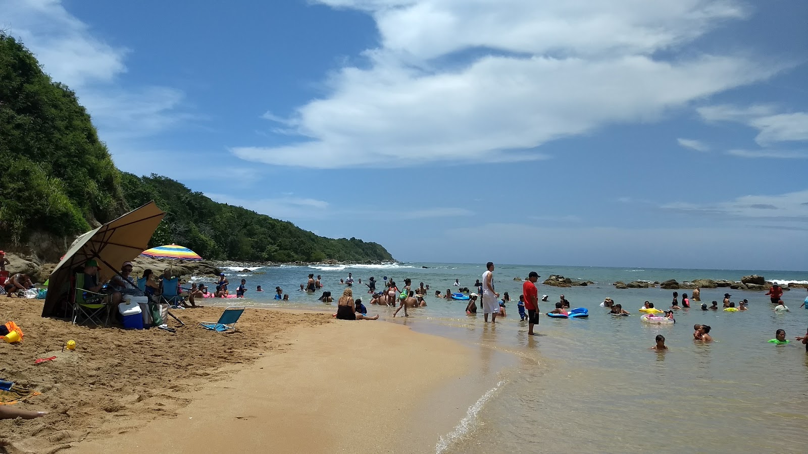 Photo de Playa El Cocal entouré de montagnes