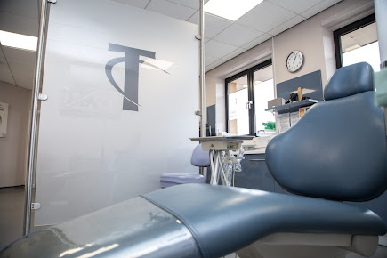 الأسنان في خط تقويم الأسنان ميلتون كينز - Teeth-in-Line Orthodontics Milton Keynes