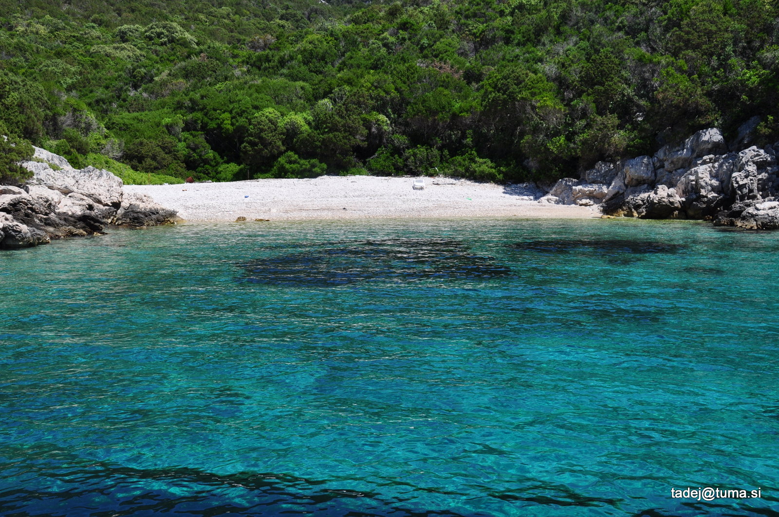 Foto di Sovlje Bay con una superficie del ciottoli beige