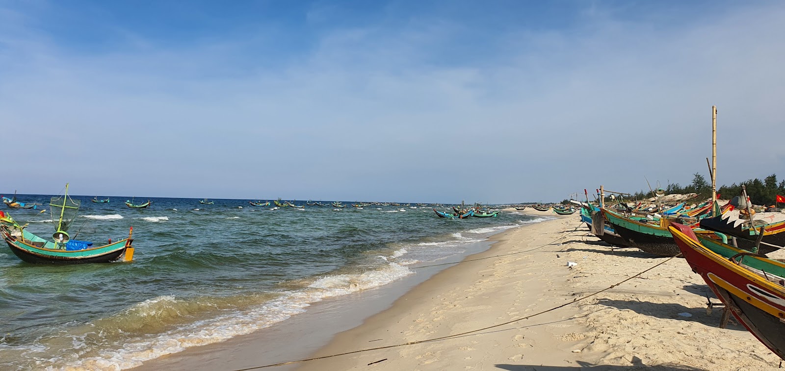 Photo de Hai Ninh Beach avec sable fin blanc de surface