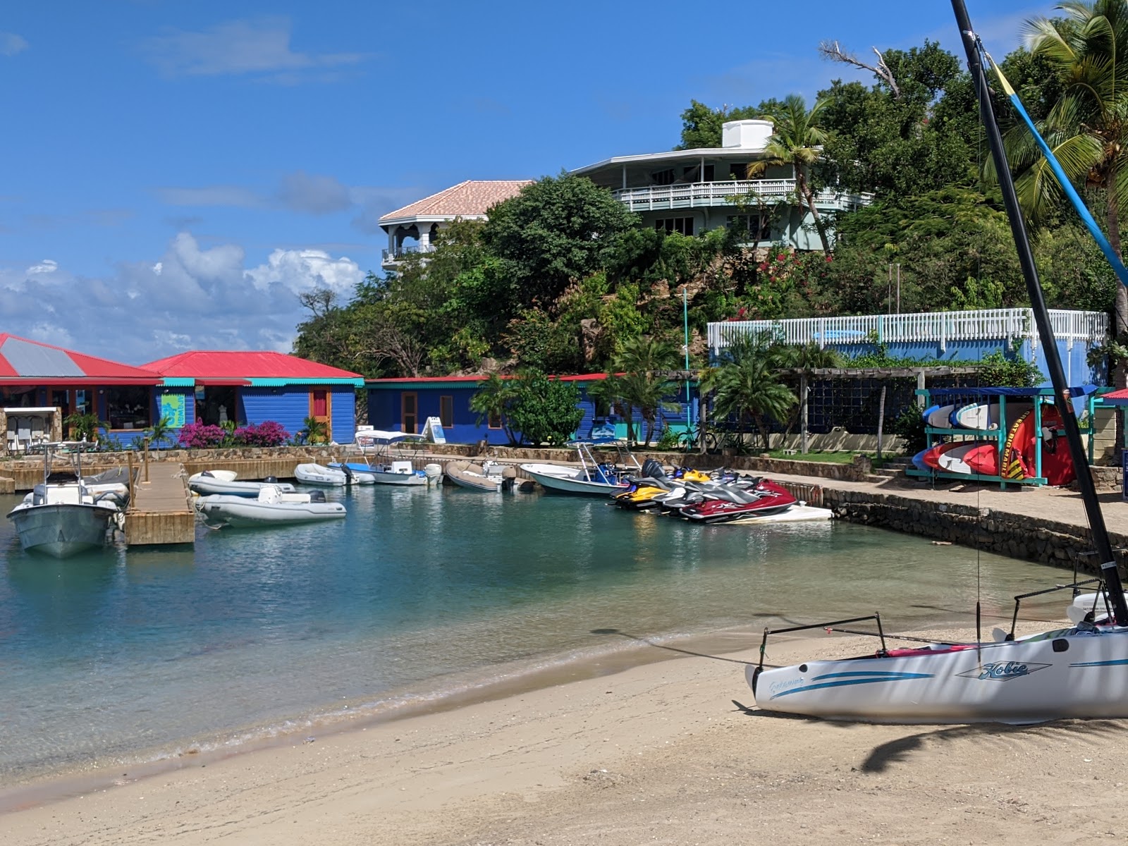 Foto von Leverick Bay beach mit feiner beiger sand Oberfläche