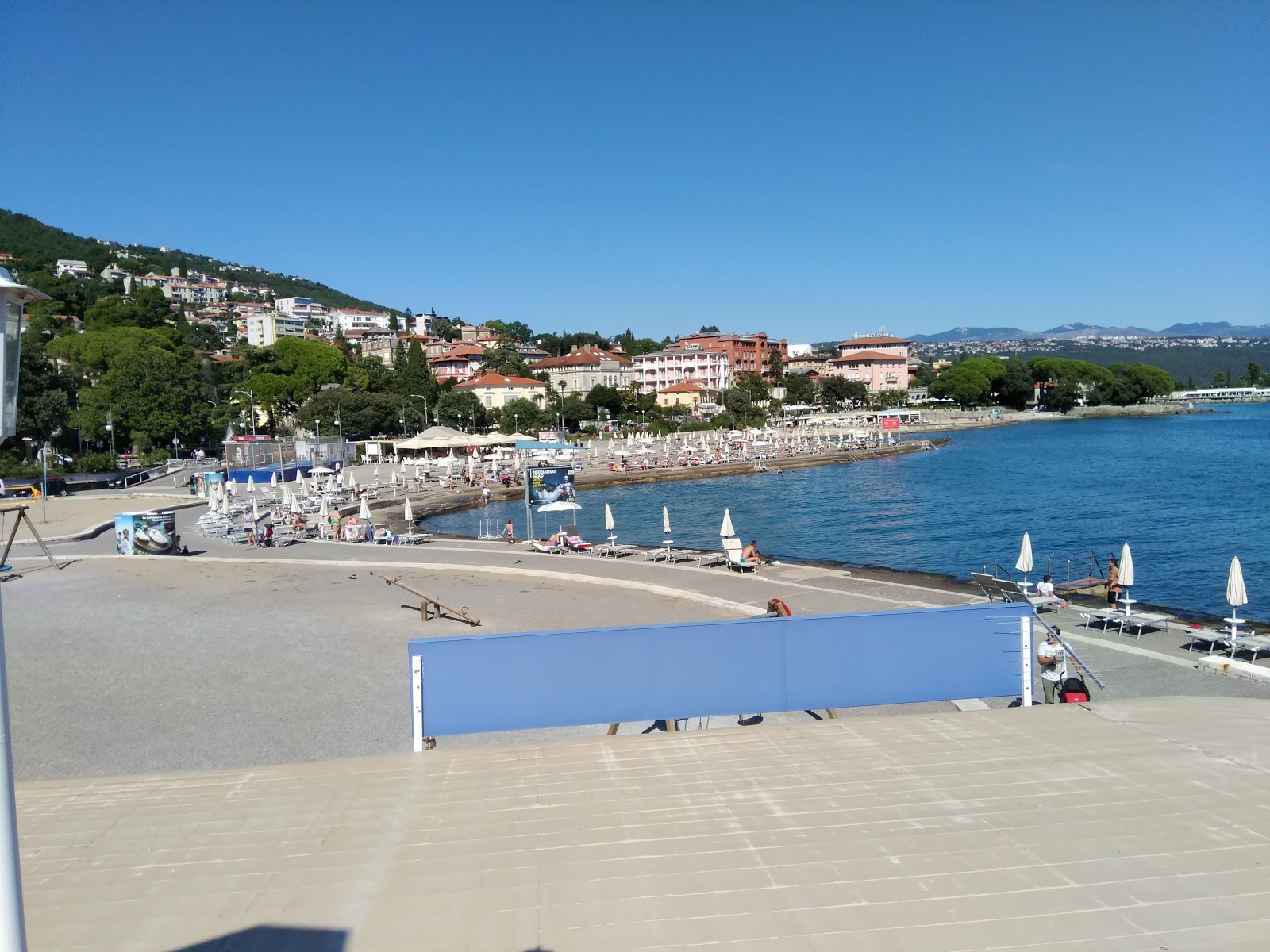 Foto von Slatina beach mit betonierte fläche Oberfläche