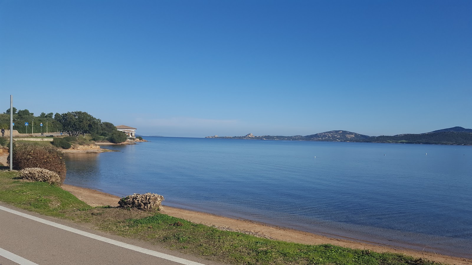 Foto von Spiaggia La Sciumara mit beiger sand & kies Oberfläche