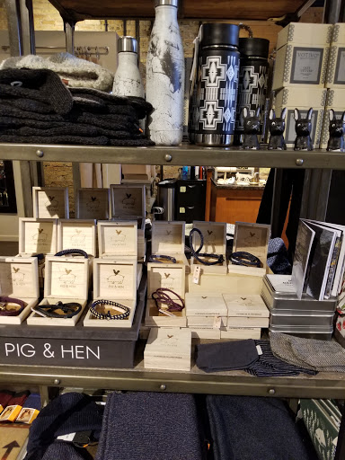 Clothing Store «Planet Access Company Store», reviews and photos, 4727 N Lincoln Ave, Chicago, IL 60625, USA