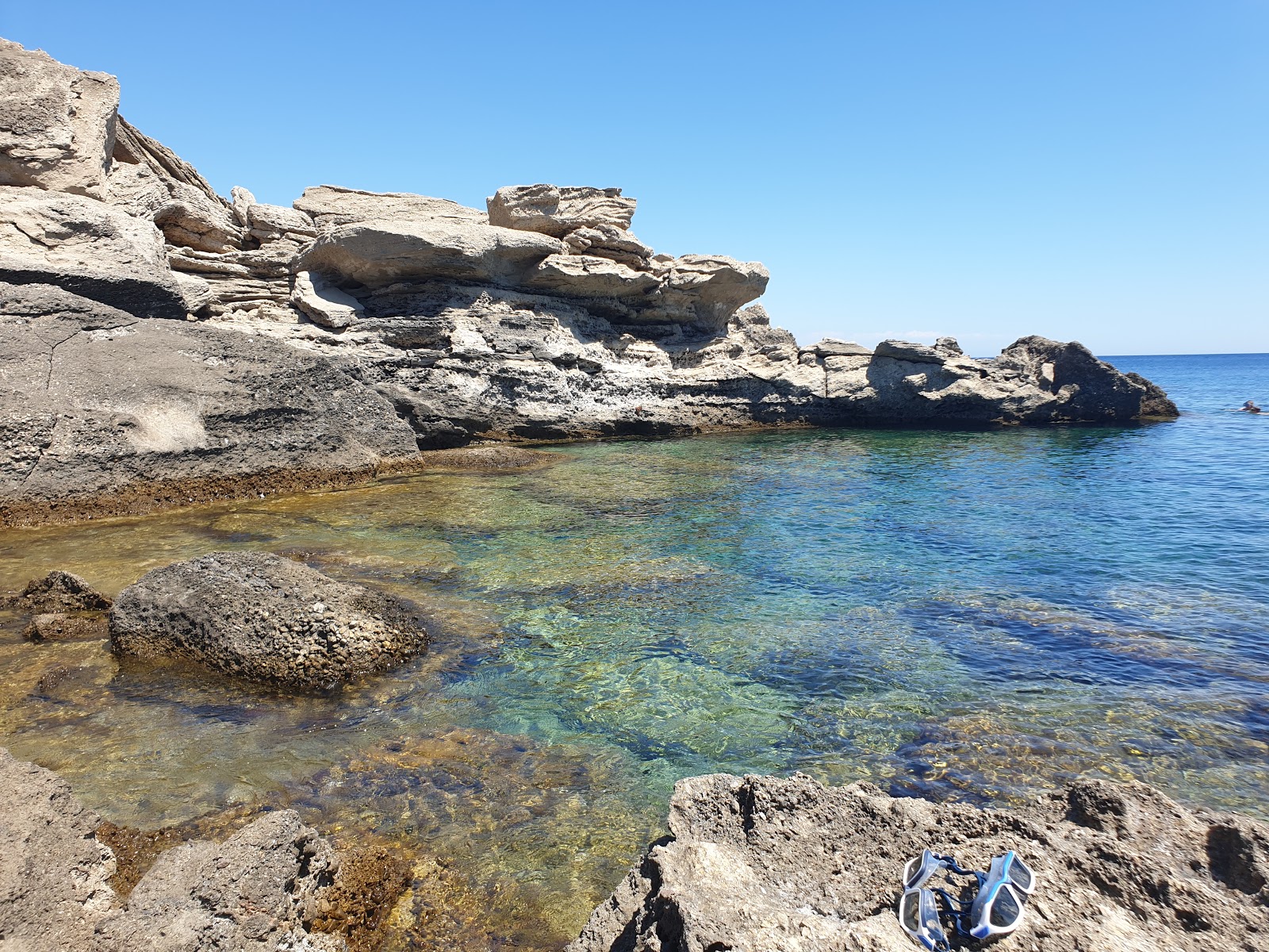 Fotografie cu Kokkini Beach Kallithea și peisajul său frumos