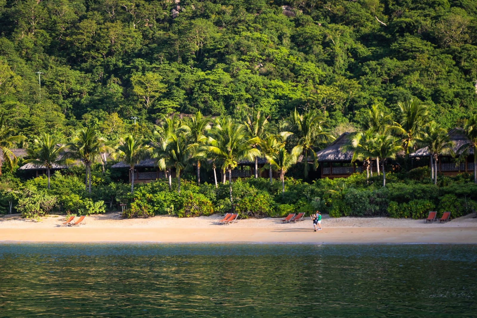 Foto de Praia de Six Senses Ninh Van Bay apoiado por penhascos