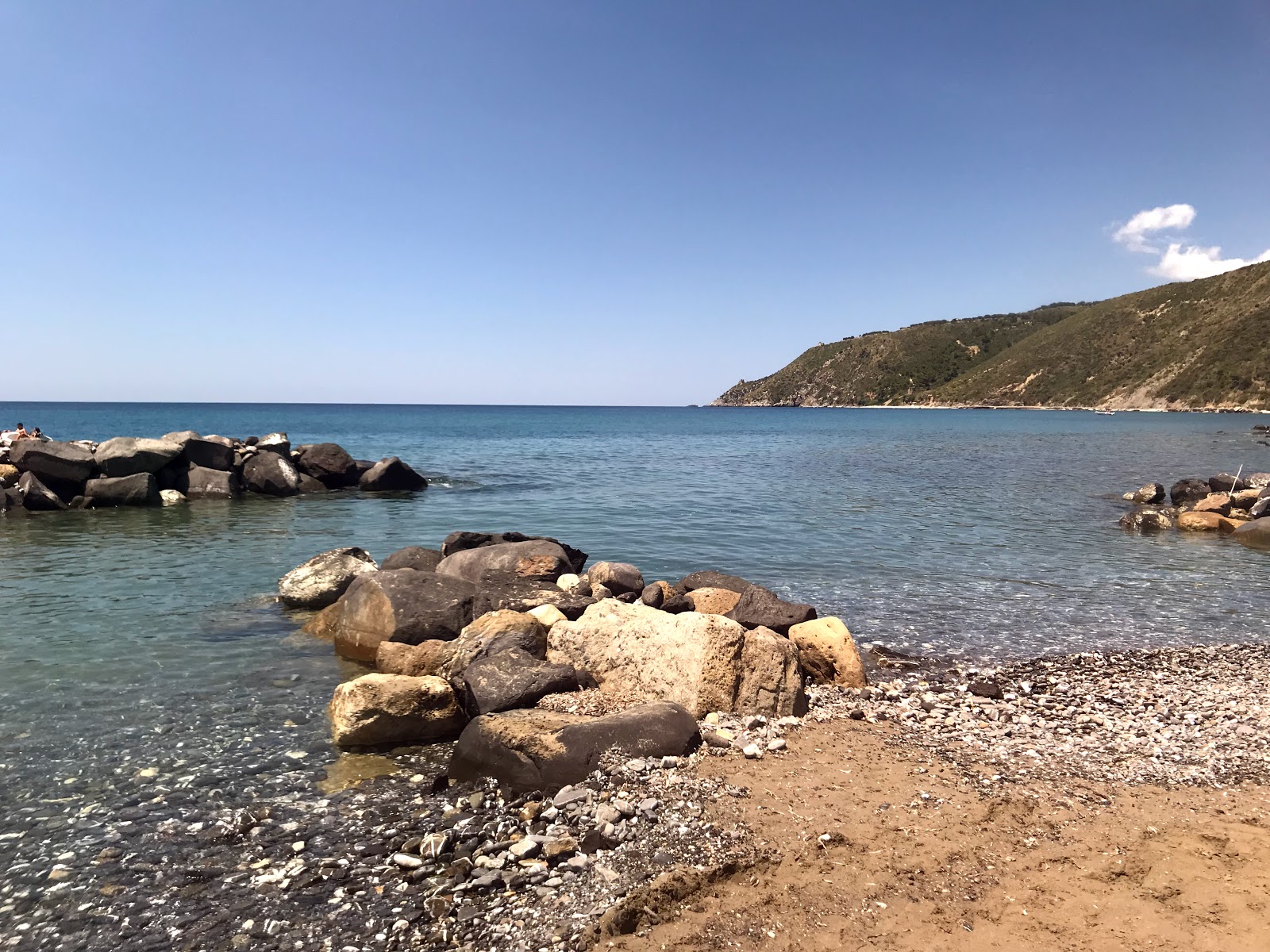 La Maree hotel beach'in fotoğrafı - rahatlamayı sevenler arasında popüler bir yer