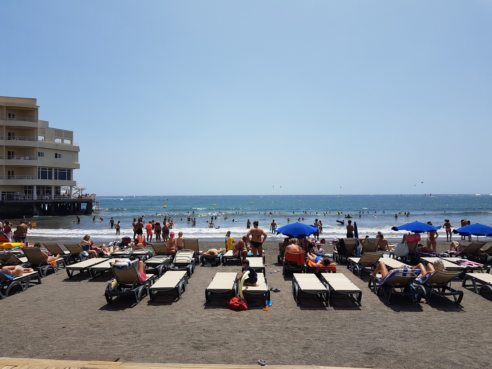 Photo de Playa el medano avec l'eau bleu-vert de surface