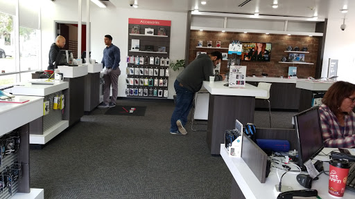 Cell Phone Store «Verizon Wireless - 50th & France», reviews and photos, 3724 W 50th St, Minneapolis, MN 55410, USA