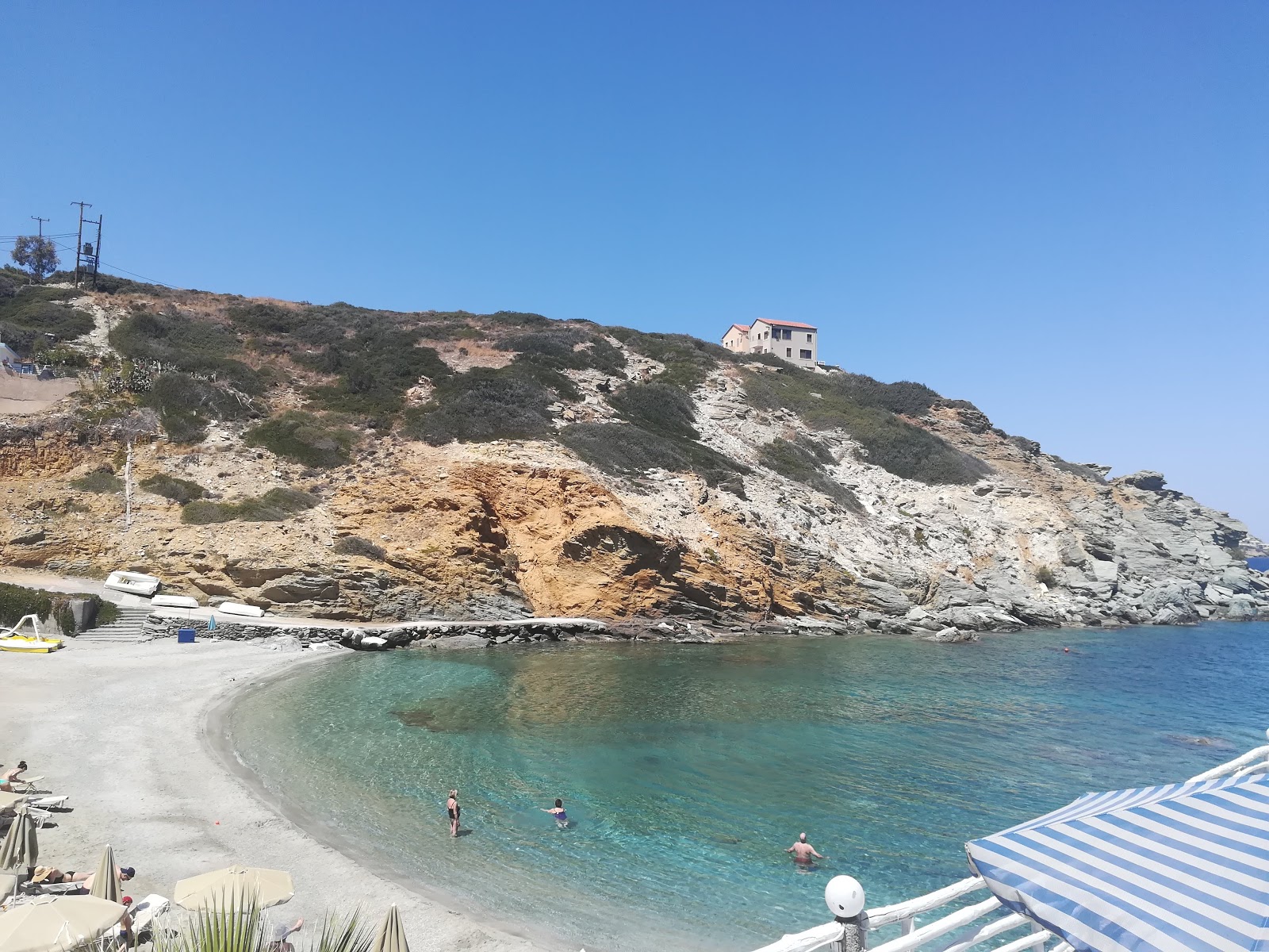 Foto de Kladissos Beach rodeado por montanhas