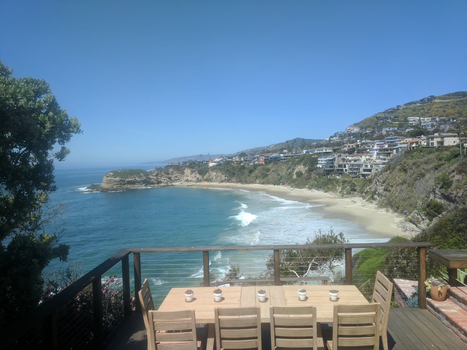 Foto von Mussel beach von Klippen umgeben