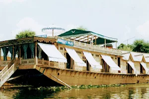 Maharajas Palace Houseboat image