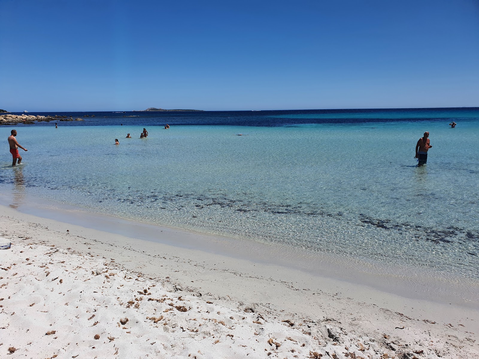 Foto von Spiaggia di Rena Bianca von Klippen umgeben
