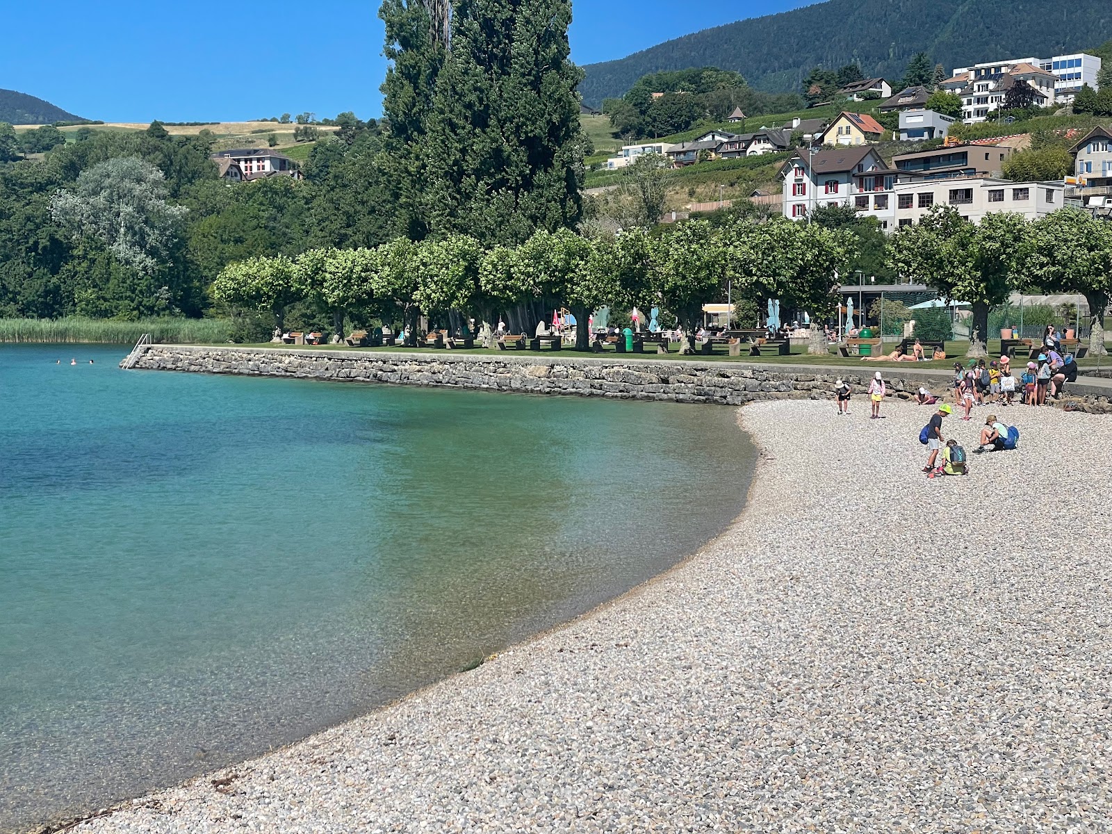 Foto von Saint-Aubin Plage mit graue kiesel Oberfläche