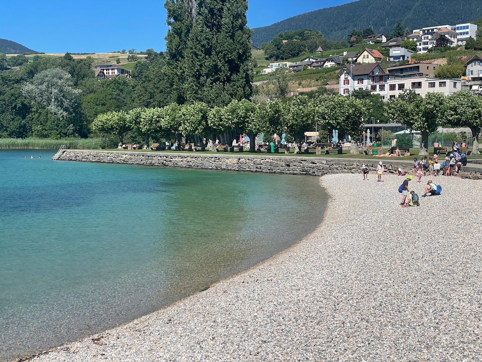 Valokuva Saint-Aubin Plageista. pinnalla harmaa kivi:n kanssa