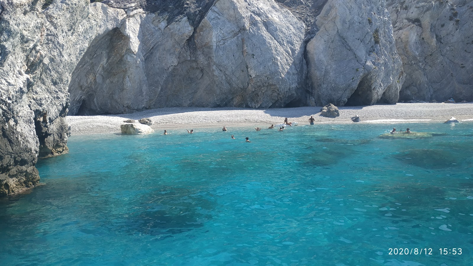 Foto van Lalaria beach met lichte fijne kiezelsteen oppervlakte