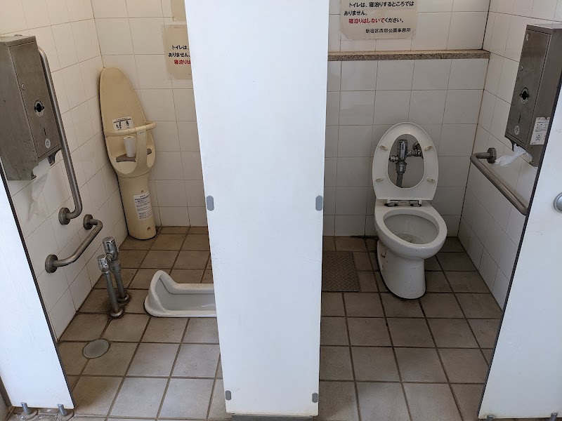 西戸山公園 公衆トイレ（北）