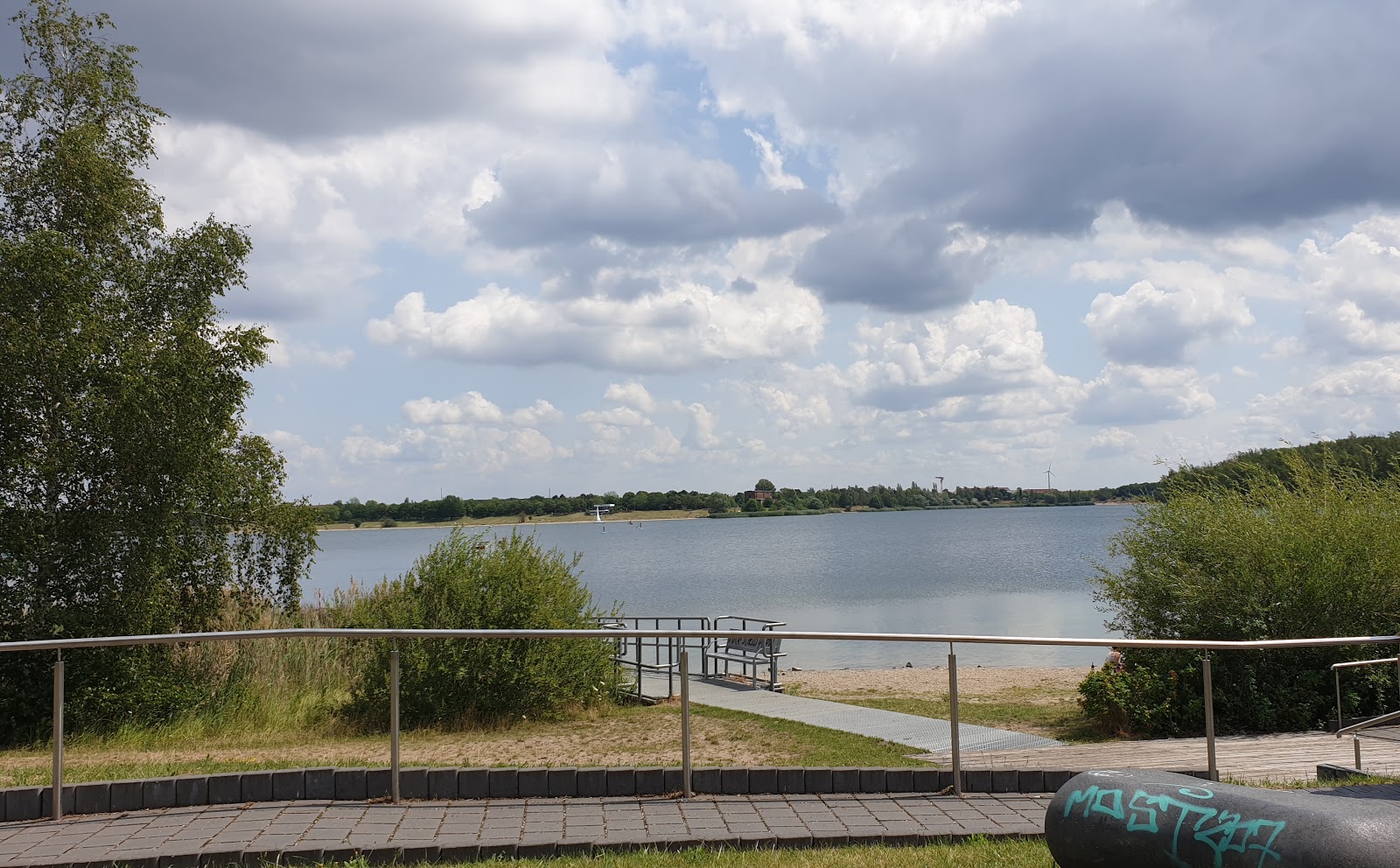 Foto von Barrierefreier Badesteg und die siedlung