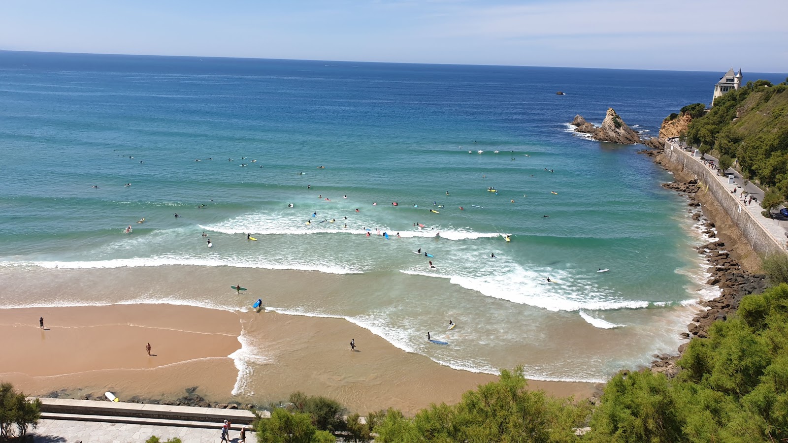 Plage de la Cote des Basques'in fotoğrafı dağlarla çevrili