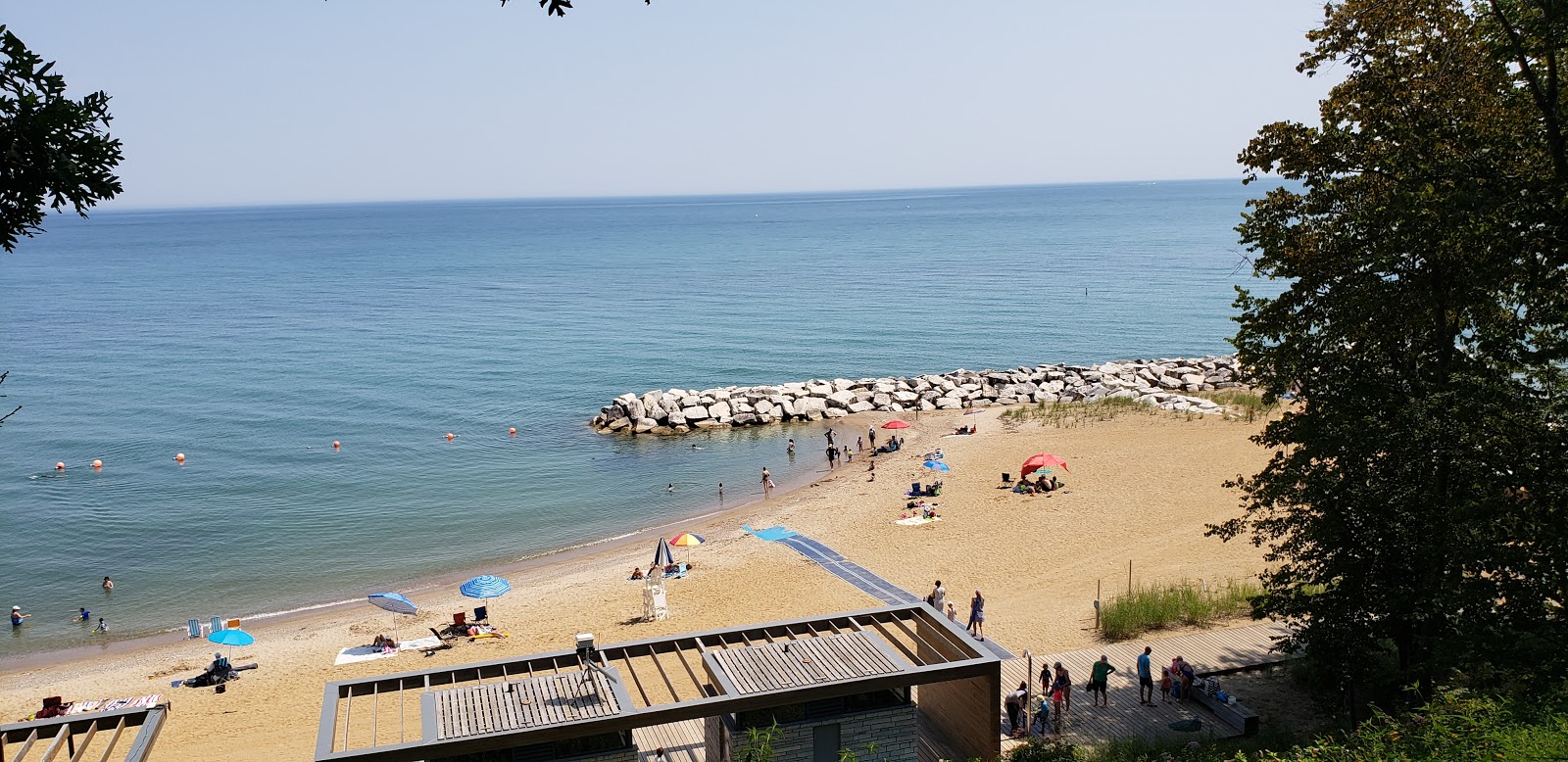 Foto von Rosewood Beach von Klippen umgeben