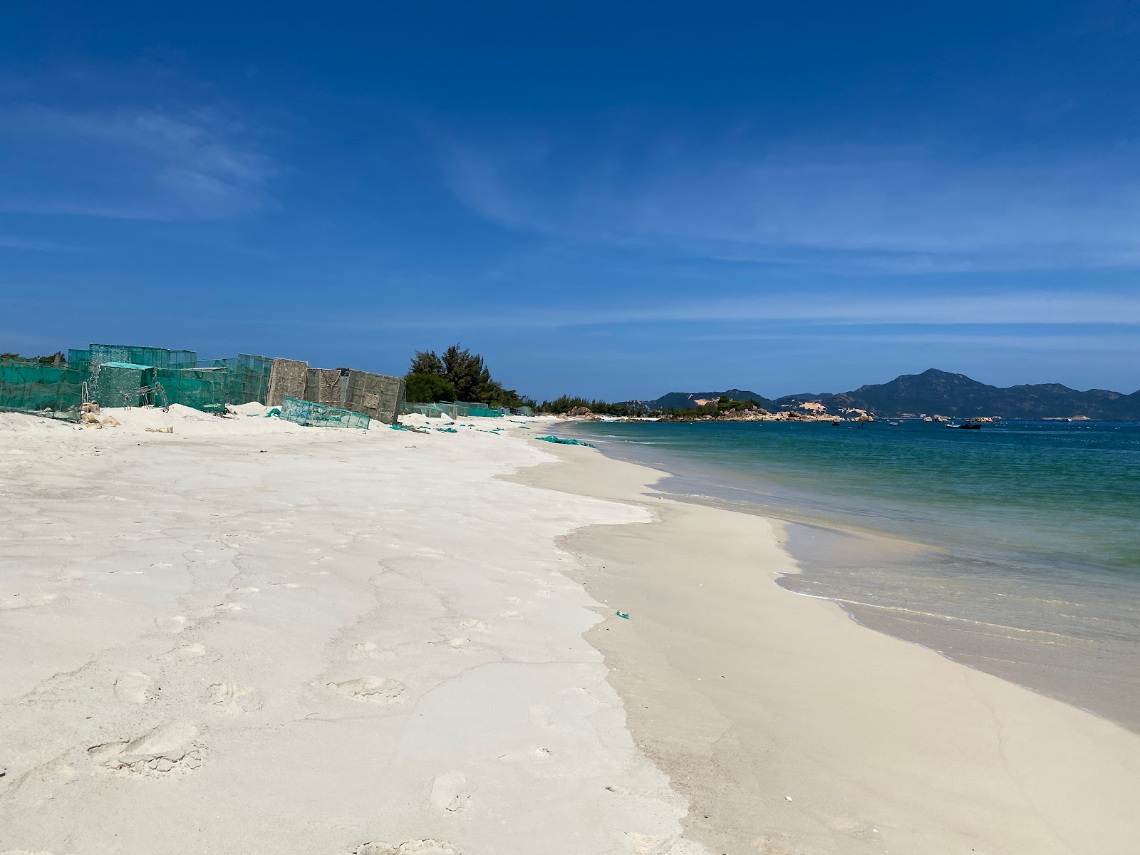 Fotografija Cam Ranh Beach z svetel pesek površino