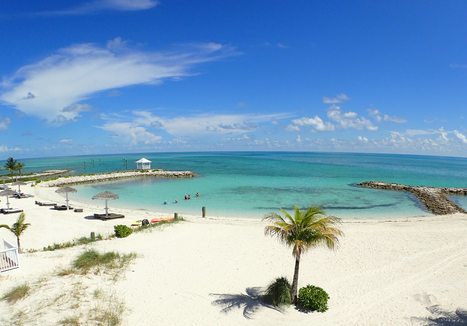 Foto di Spiaggia della Treasure Cove con una superficie del sabbia beige fine