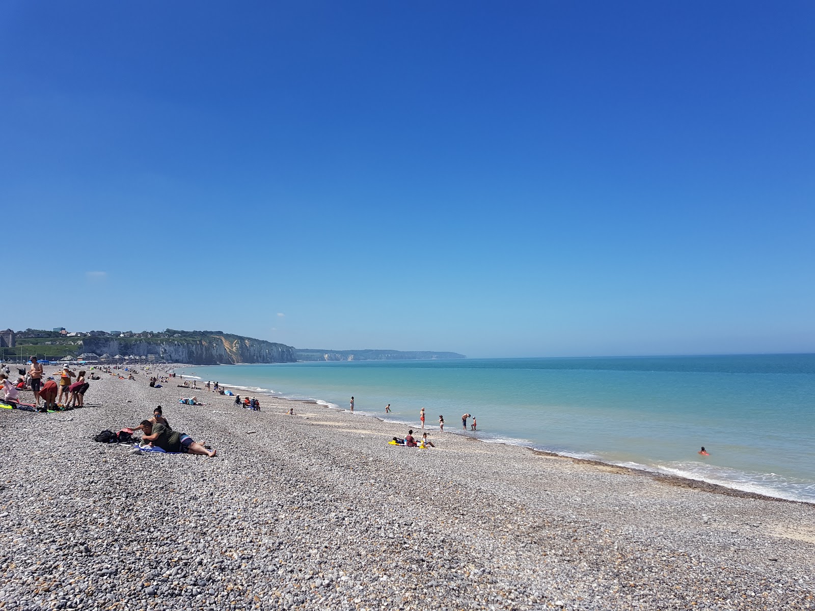 Foto von Strand von Dieppe mit türkisfarbenes wasser Oberfläche