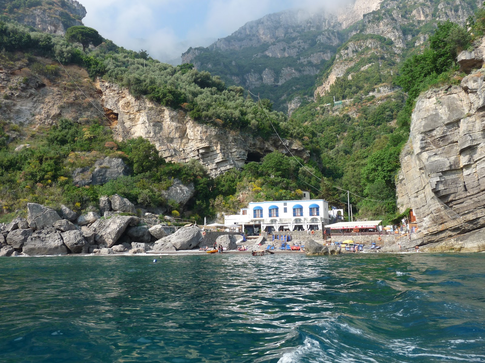 Fotografie cu Spiaggia di via Laurito cu o suprafață de apă pură albastră