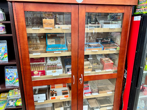 Tobacco Shop «Smoke Tokz Head Shop KC», reviews and photos, 1263 W 103rd St, Kansas City, MO 64114, USA