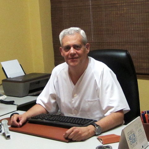 Dr. Leon Galvan Montesdeoca, Ginecólogo