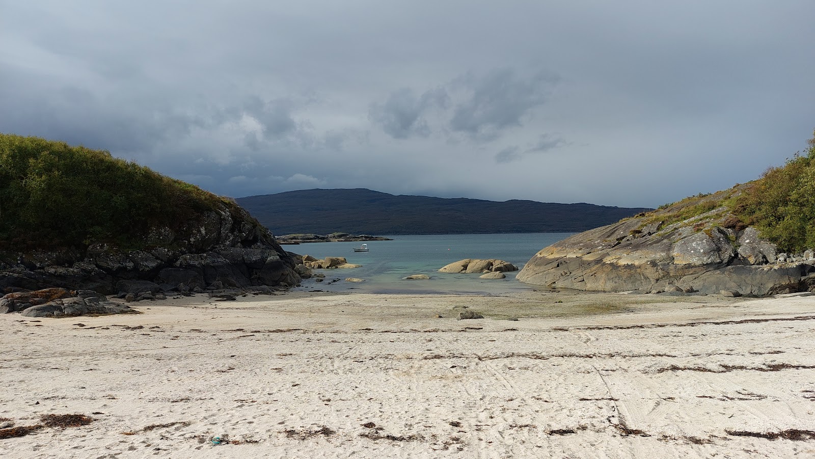 Ardtoe beach的照片 带有碧绿色纯水表面