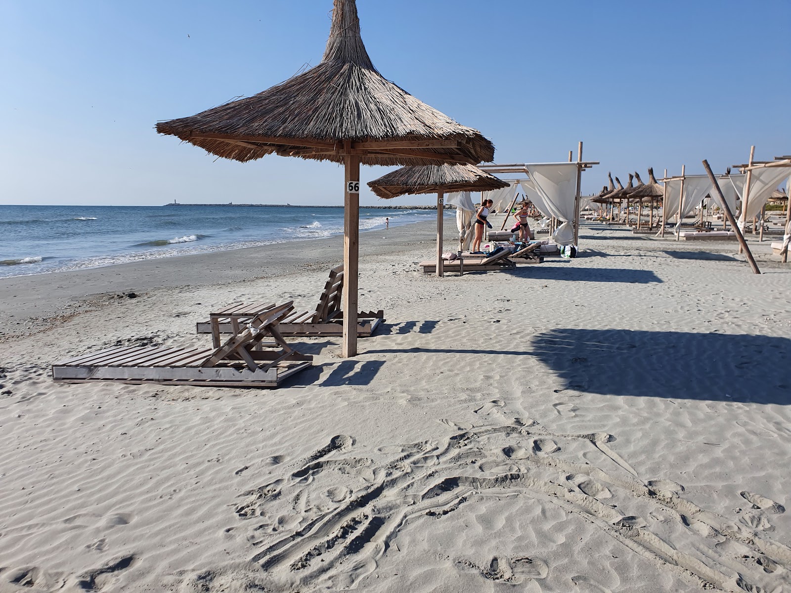 Photo de Nomad beach avec l'eau cristalline de surface