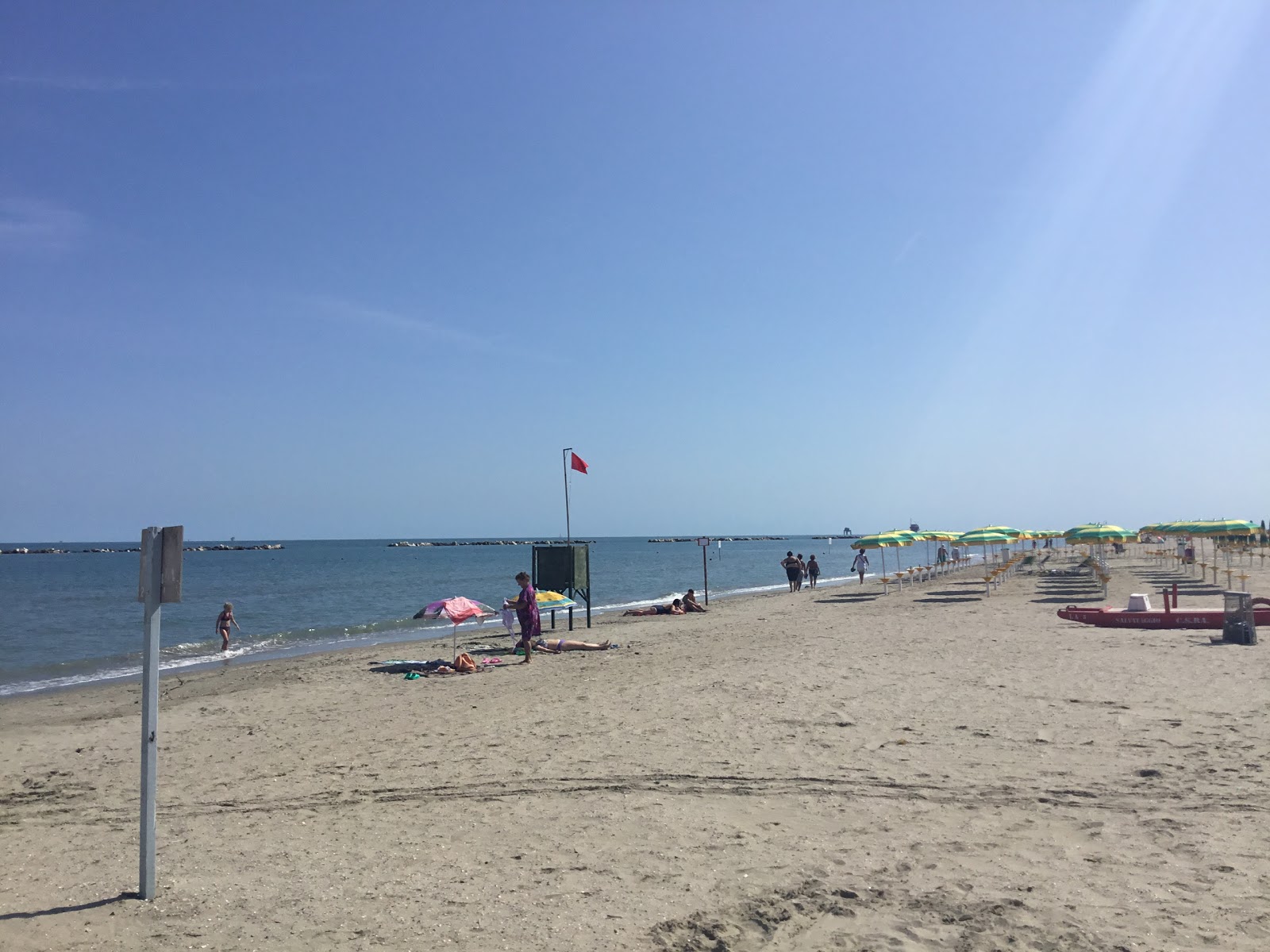 Photo de Plage de Lido Adriano avec l'eau cristalline de surface