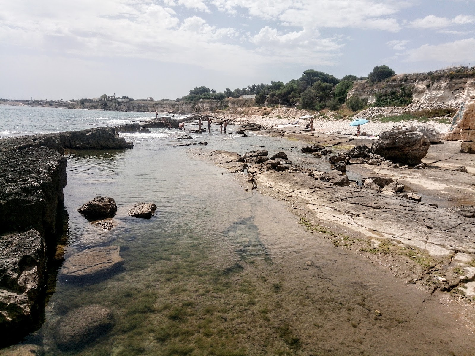 Le Conche Spiaggia Naturista的照片 带有蓝色纯水表面