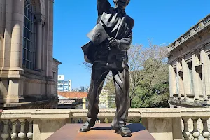 Leonel Brizola Statue image