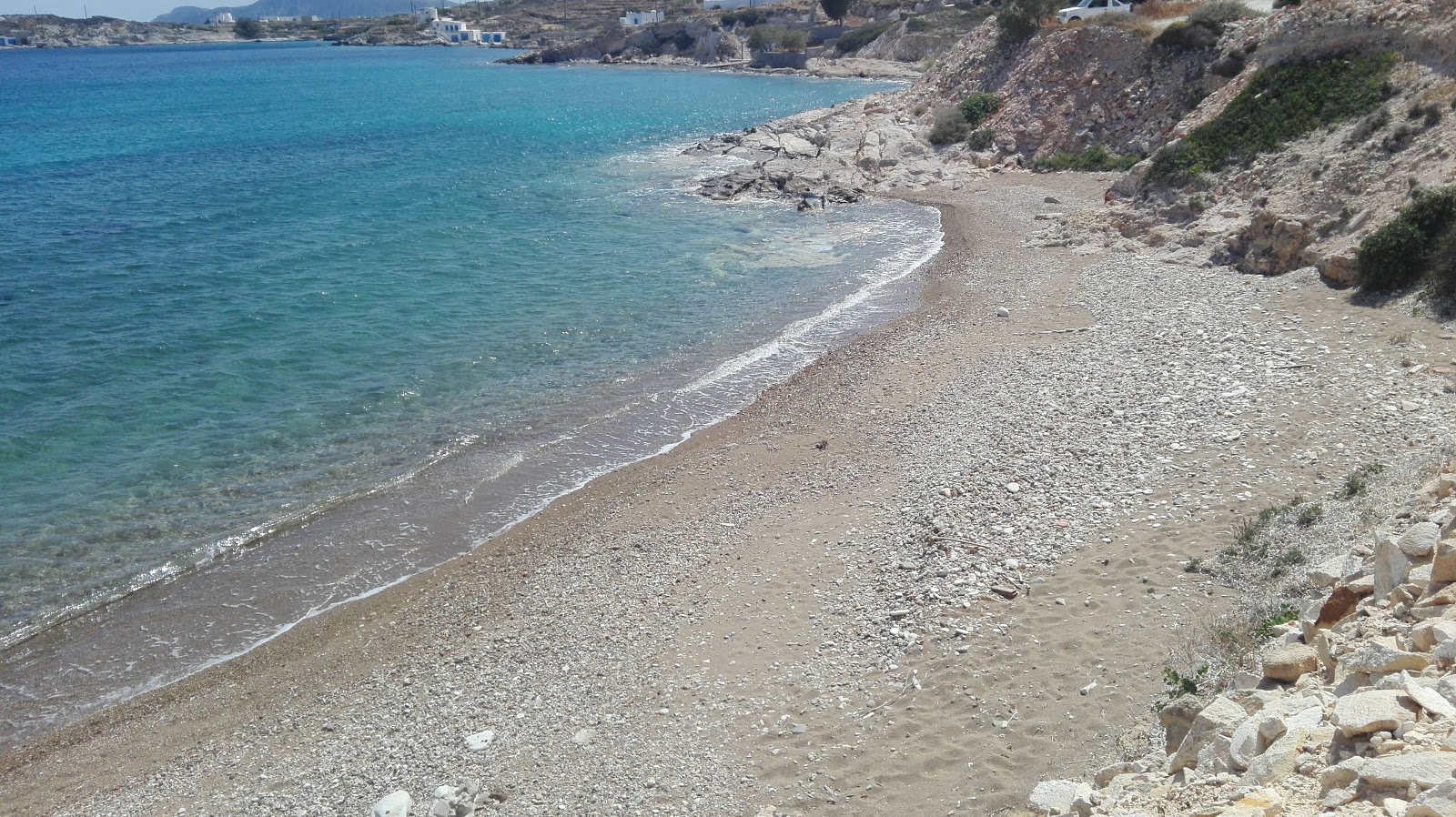 Zdjęcie Klima beach z powierzchnią beżowy piasek i kamyki