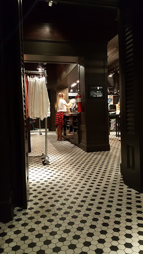Clothing Store «Hollister Co.», reviews and photos, 30 Mall Dr W #234, Jersey City, NJ 07310, USA