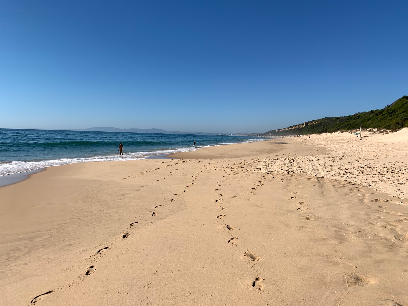 Praia da Fonte da Telha'in fotoğrafı - rahatlamayı sevenler arasında popüler bir yer