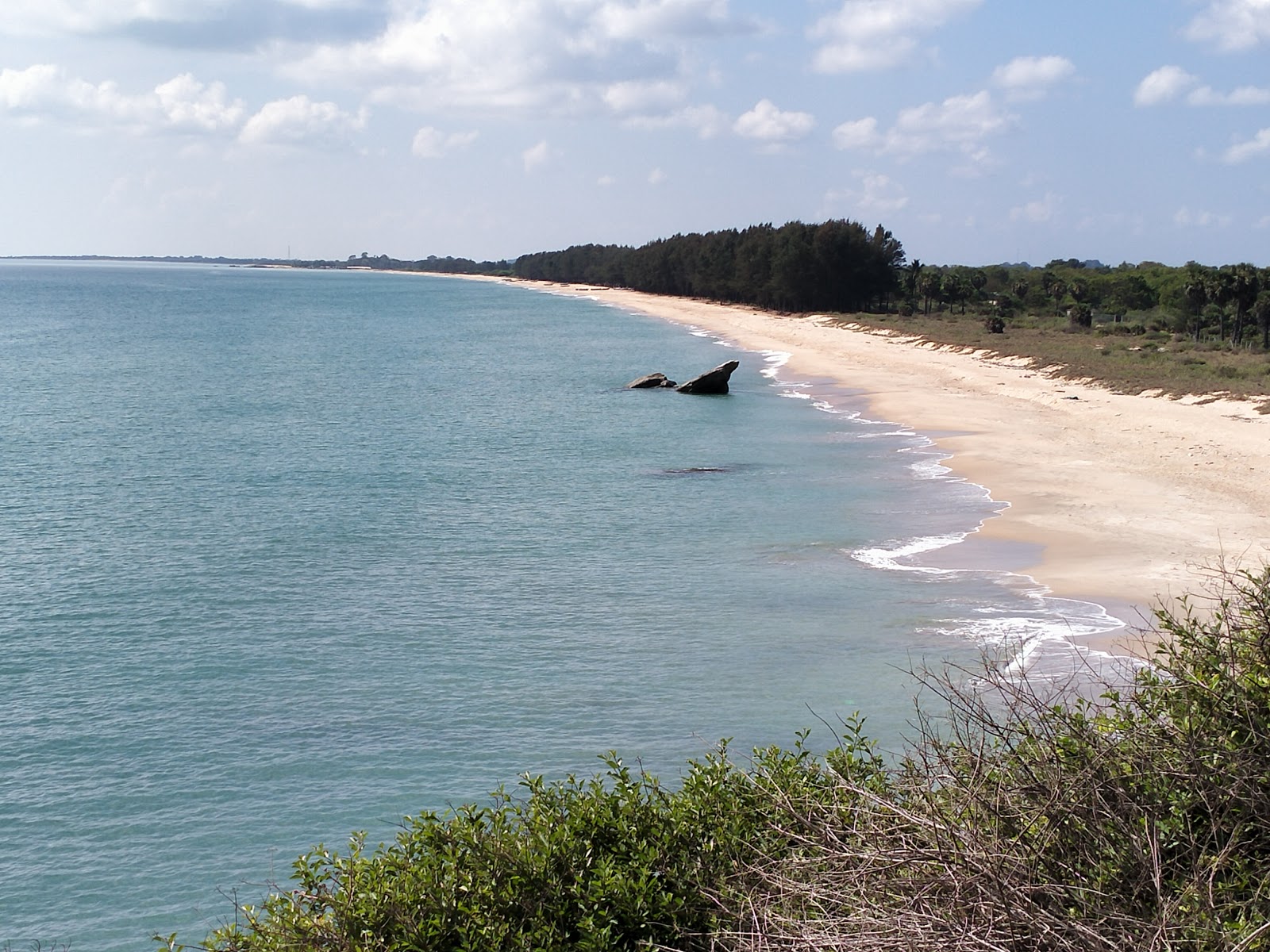 Φωτογραφία του Kuchchaveli beach με μακρά ευθεία ακτή