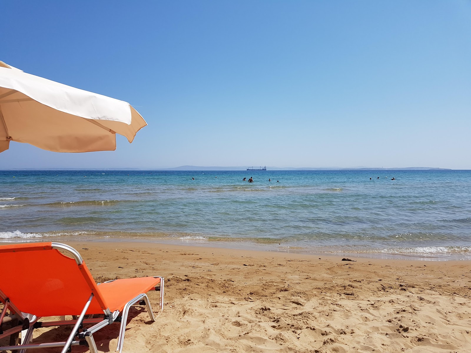 Fotografie cu Plaja Karfas cu o suprafață de apă pură albastră