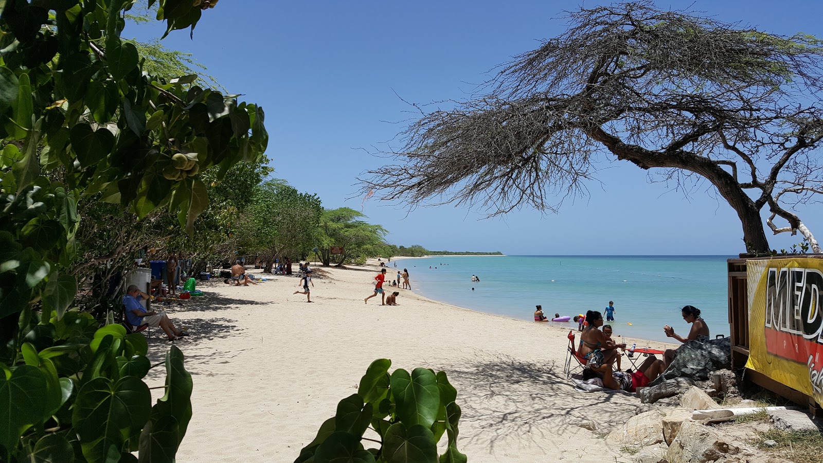 Foto de Playa El Combate área de comodidades