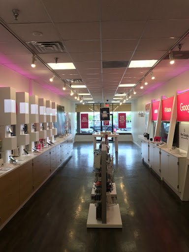 Cell Phone Store «T-Mobile», reviews and photos, 62 Biesterfield Rd, Elk Grove Village, IL 60007, USA