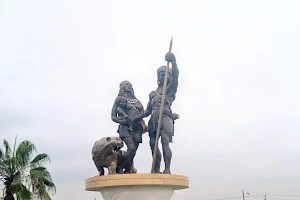 Monumento a Guayas y Quil image