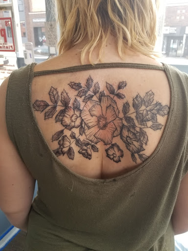 Tattoo Shop «Platinum Rose Studio & Gallery», reviews and photos, 1725 Blairs Ferry Rd, Cedar Rapids, IA 52402, USA
