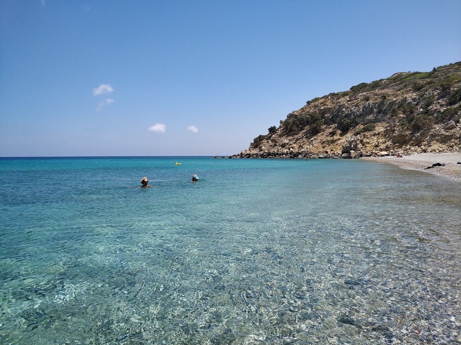 Foto von Korfos Beach mit heller sand&kies Oberfläche