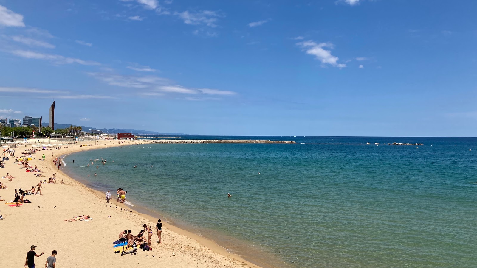 Fotografie cu Playa Barcelona - locul popular printre cunoscătorii de relaxare