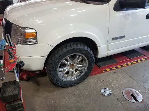 Tire Shop «Discount Tire Store - Clackamas, OR», reviews and photos, 8380 SE Sunnyside Rd, Clackamas, OR 97015, USA