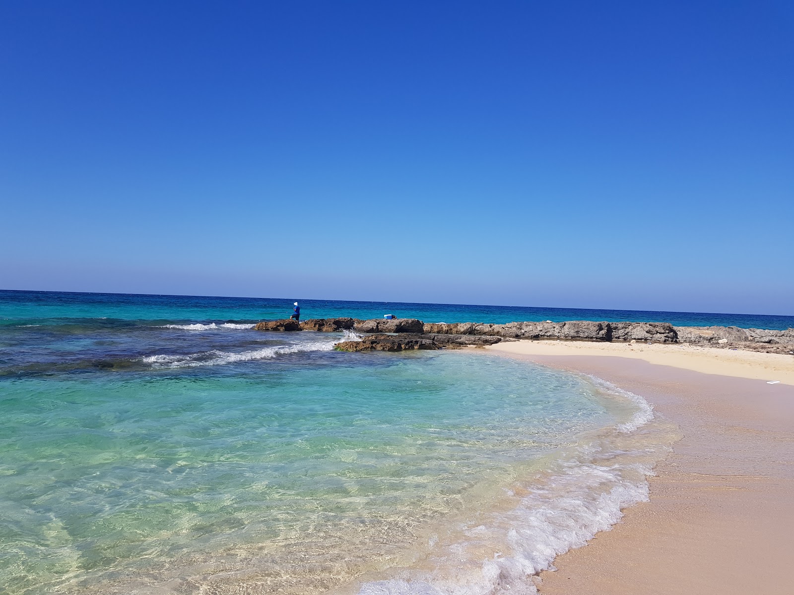 Foto van Minaa Alhasheesh beach met ruim strand