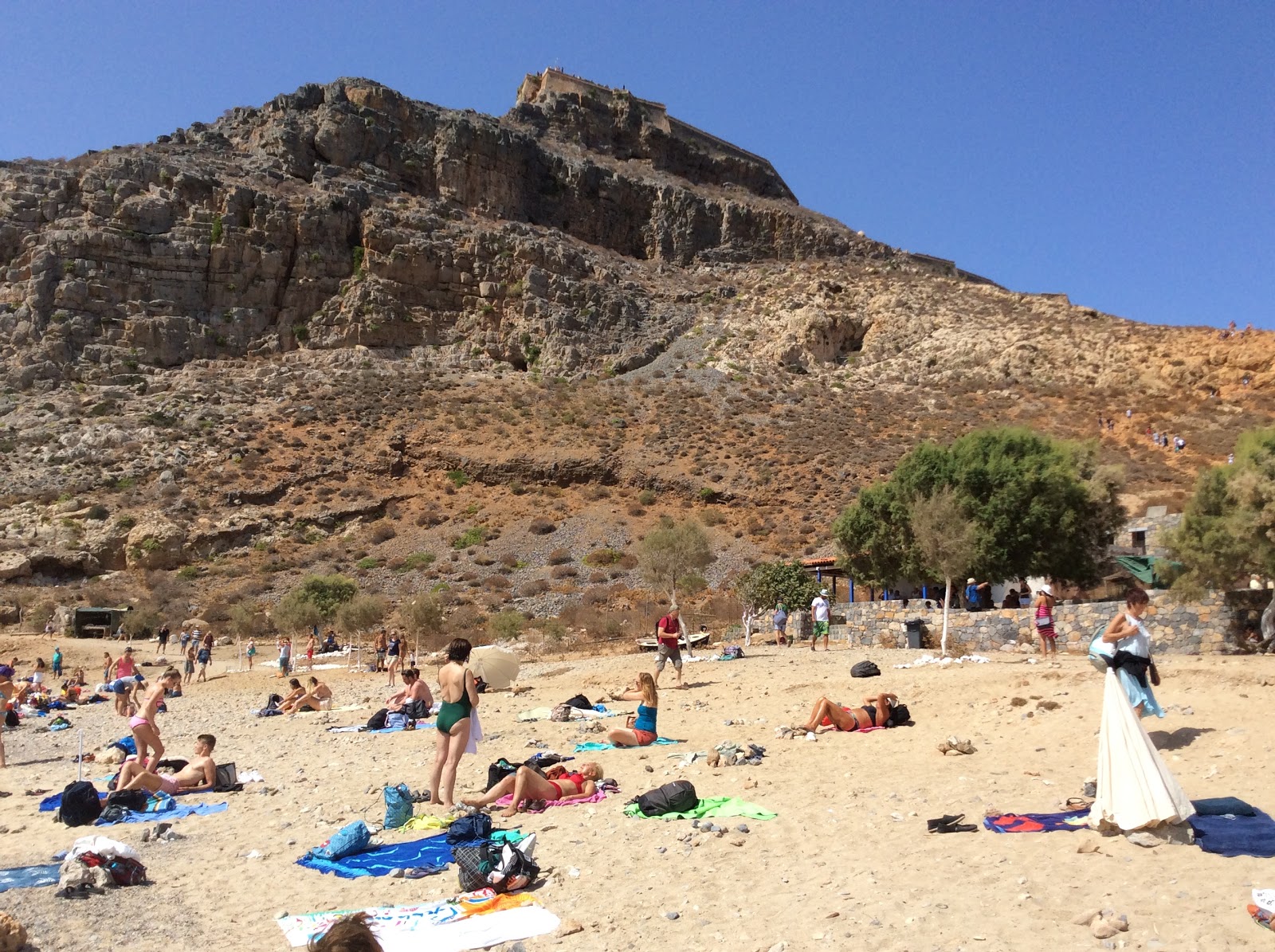 Fotografie cu Gramvousa beach sprijinit de stânci