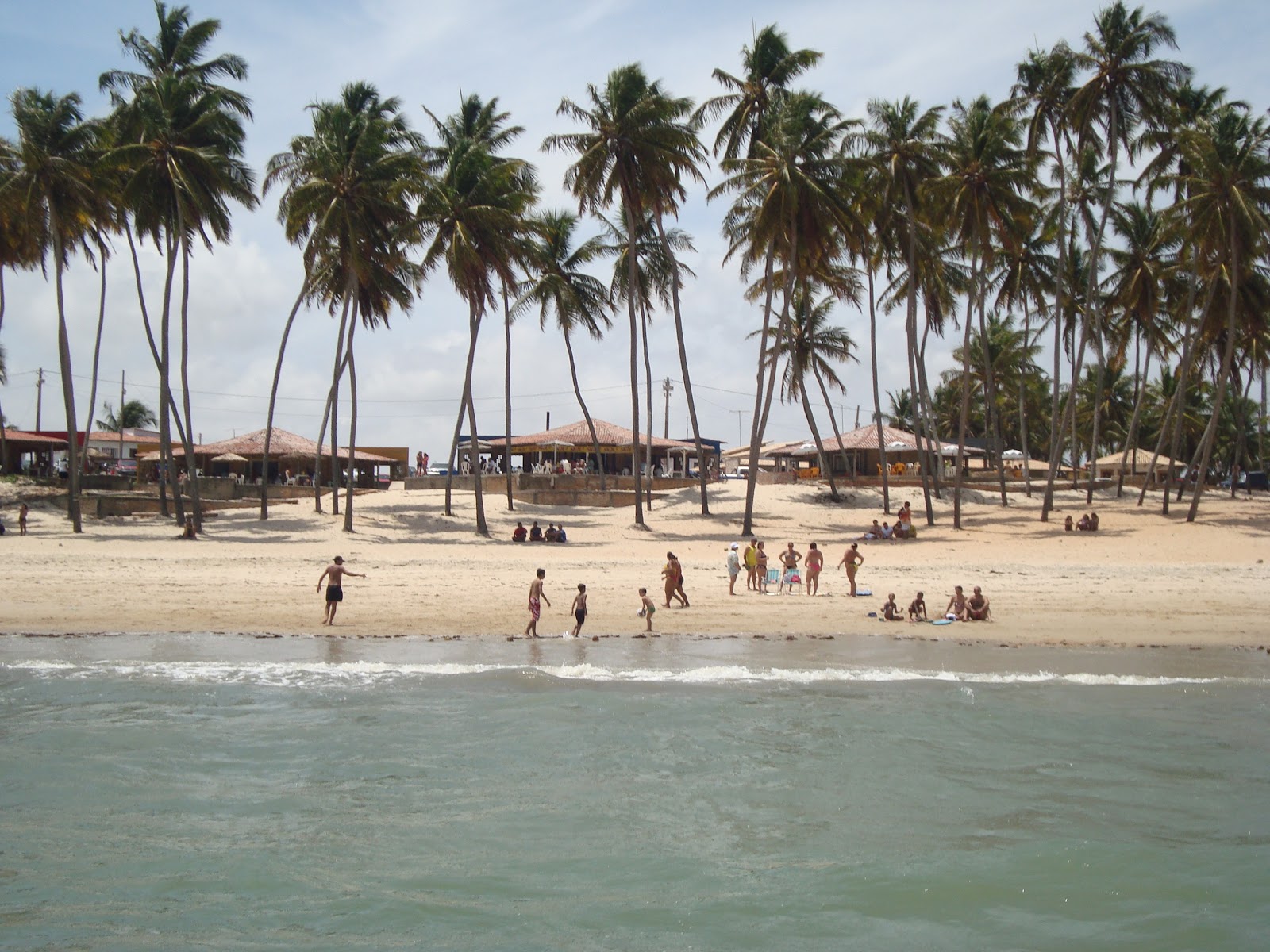 Foto de Praia de Zumbi con agua cristalina superficie